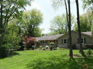 6200 Hemingway Rd, Mayfield Village, OH 44143