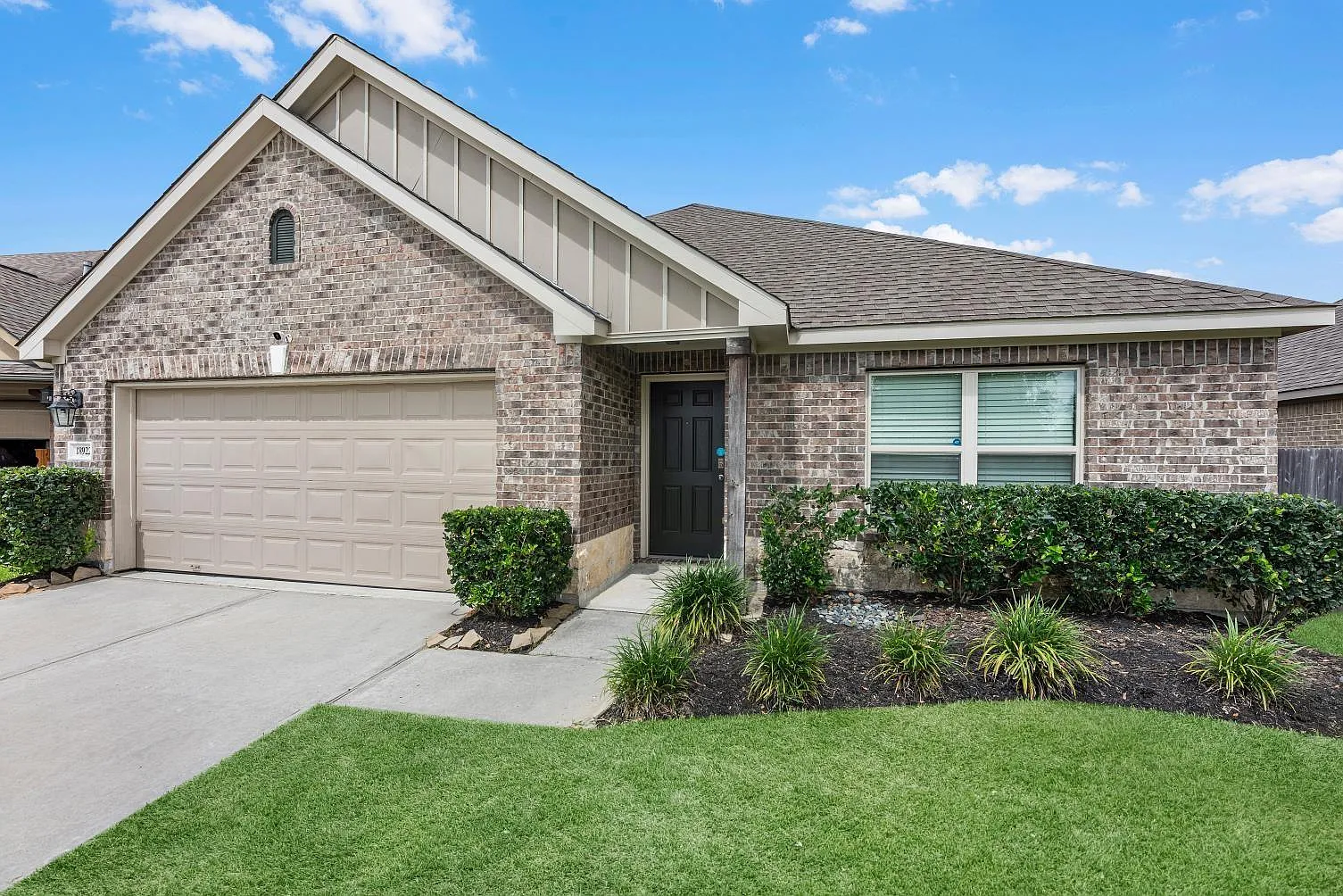 4 bed, 2.5 bath, 1955 sqft, $2,200 — Photo 3