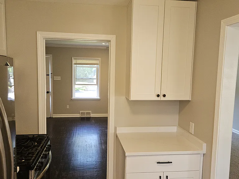 551 E Webster Ave — Photo 6
