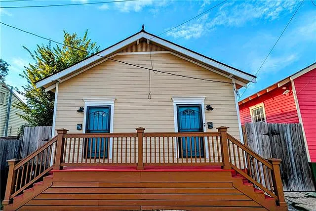 2721 Loyola Ave