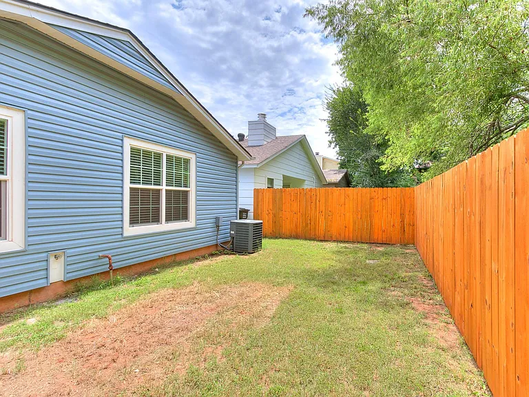 425 Dauphin Ave — Photo 18
