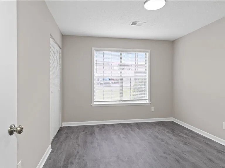 Chateau Apartments — Photo 22