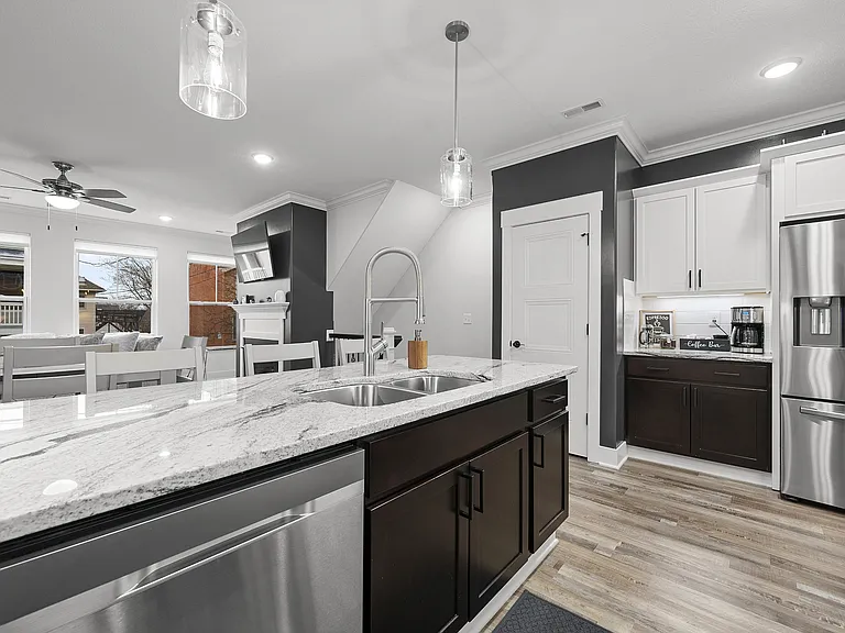 127 E 8th Ave — Photo 3