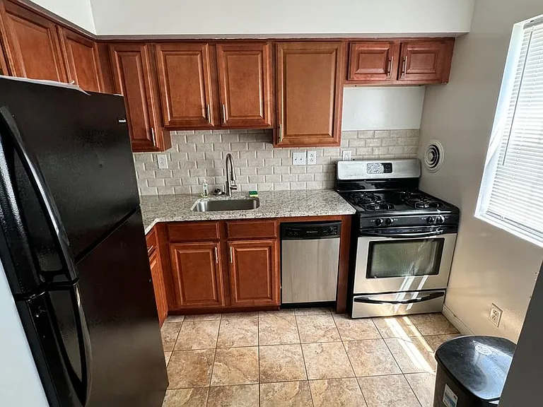 1009 W Graham Rd — Photo 6