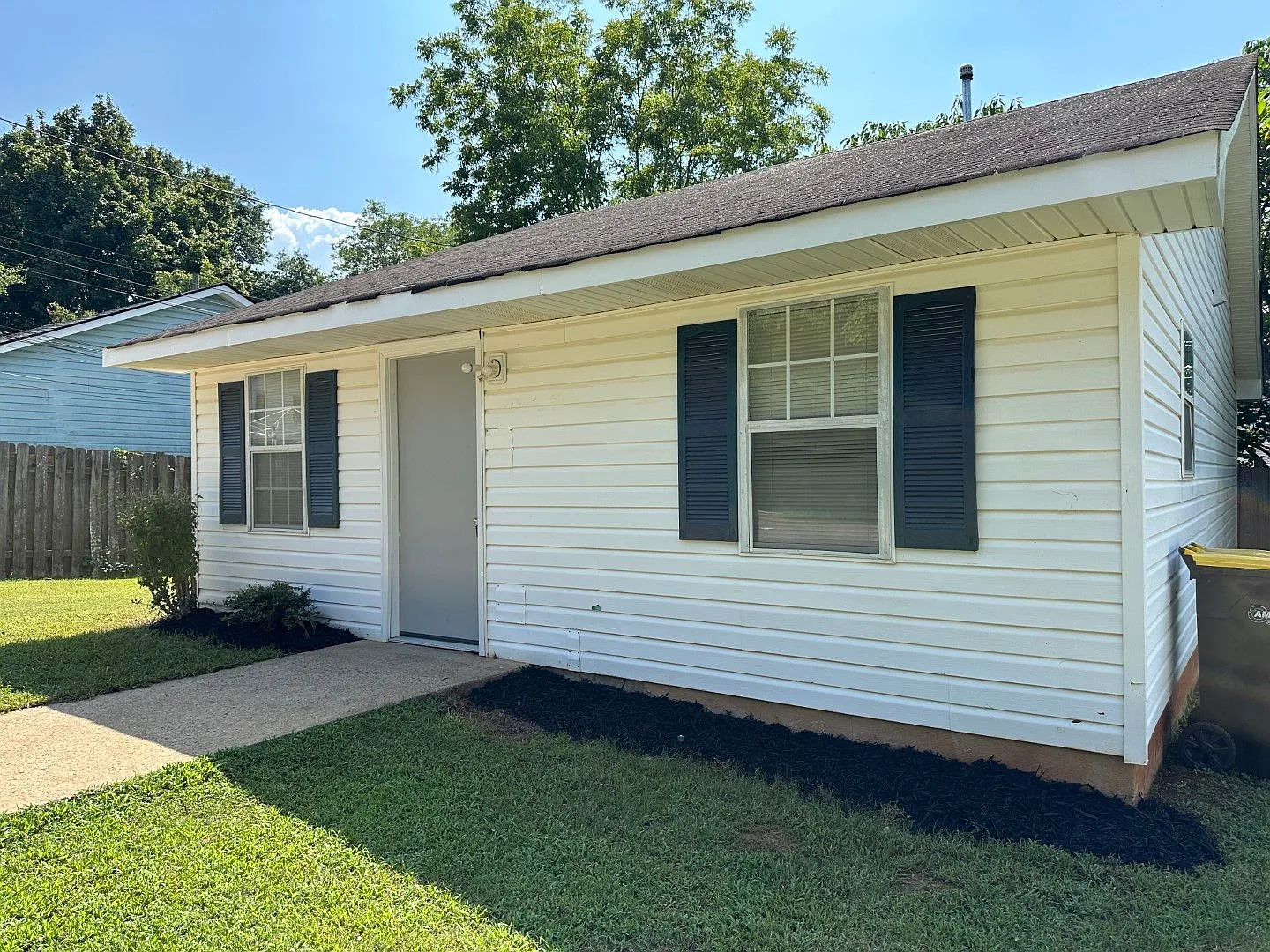 Great location, close to everything, private setting, large rooms, tile floors, huge kitchen, mus... — Photo 4