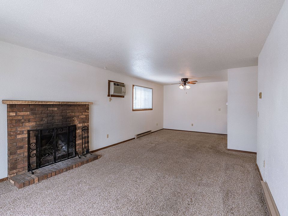 Fargo, ND Plumtree Apartments | Living