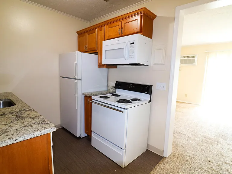 302 Oak Street — Photo 3