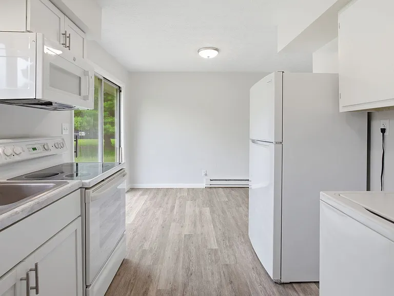 2895 Spring Hill Dr — Photo 2