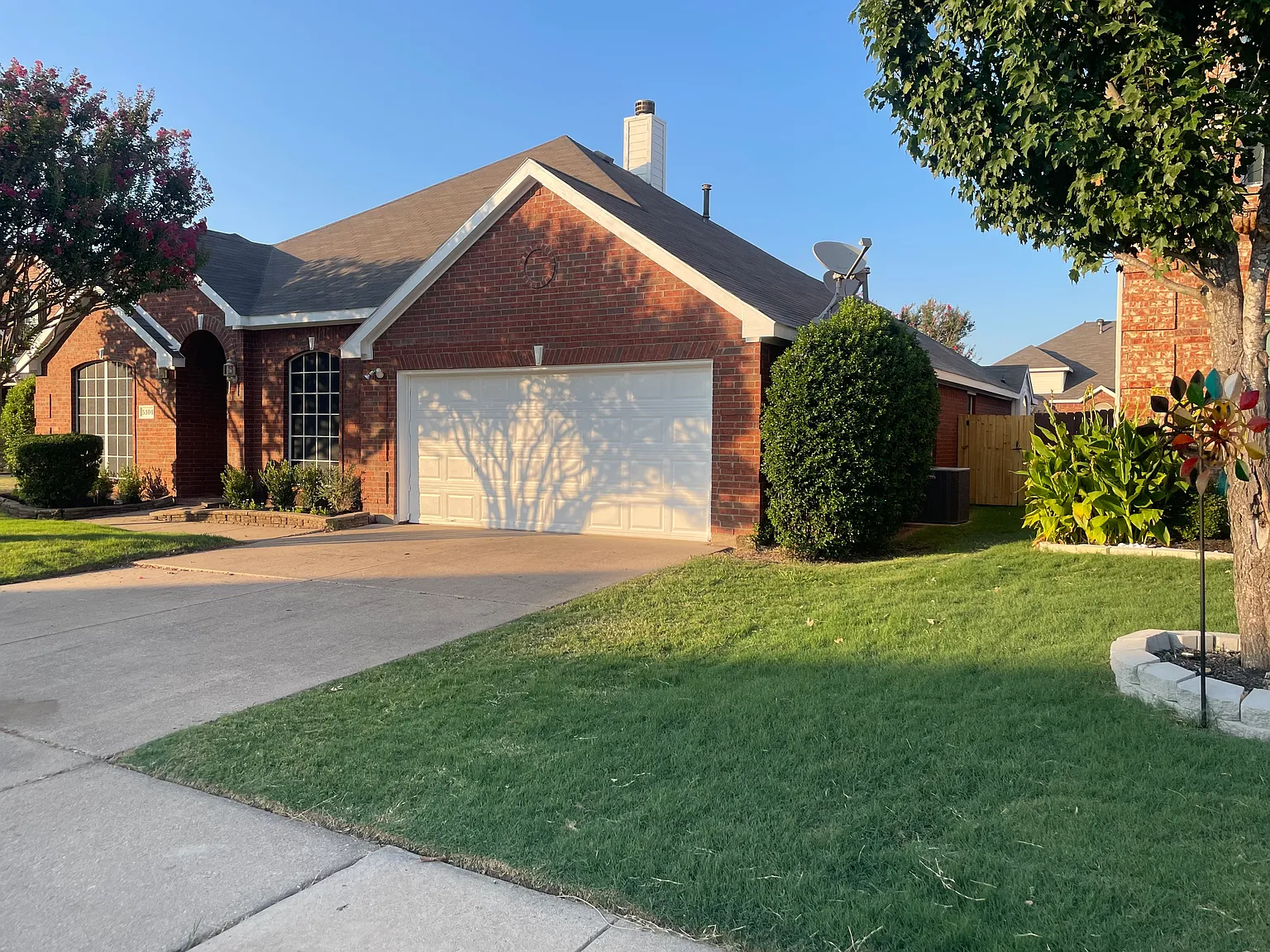 3 bed, 2298 sqft, $2,600 — Photo 2