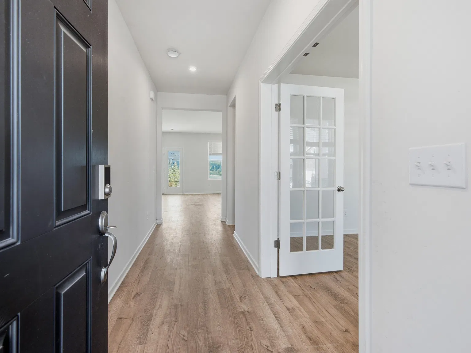4 bed, 3.5 bath, 2574 sqft, $3,300 — Photo 2