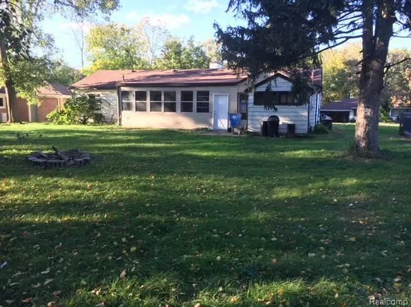 6854 Parkway Cir, Dearborn Heights, MI 48127