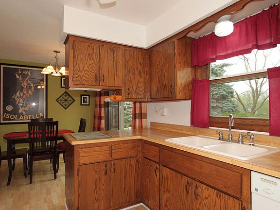 3rd image of 10040 S Jennifer Ct