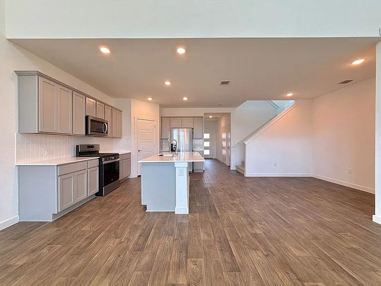 2901 Louris Ln — Photo 6