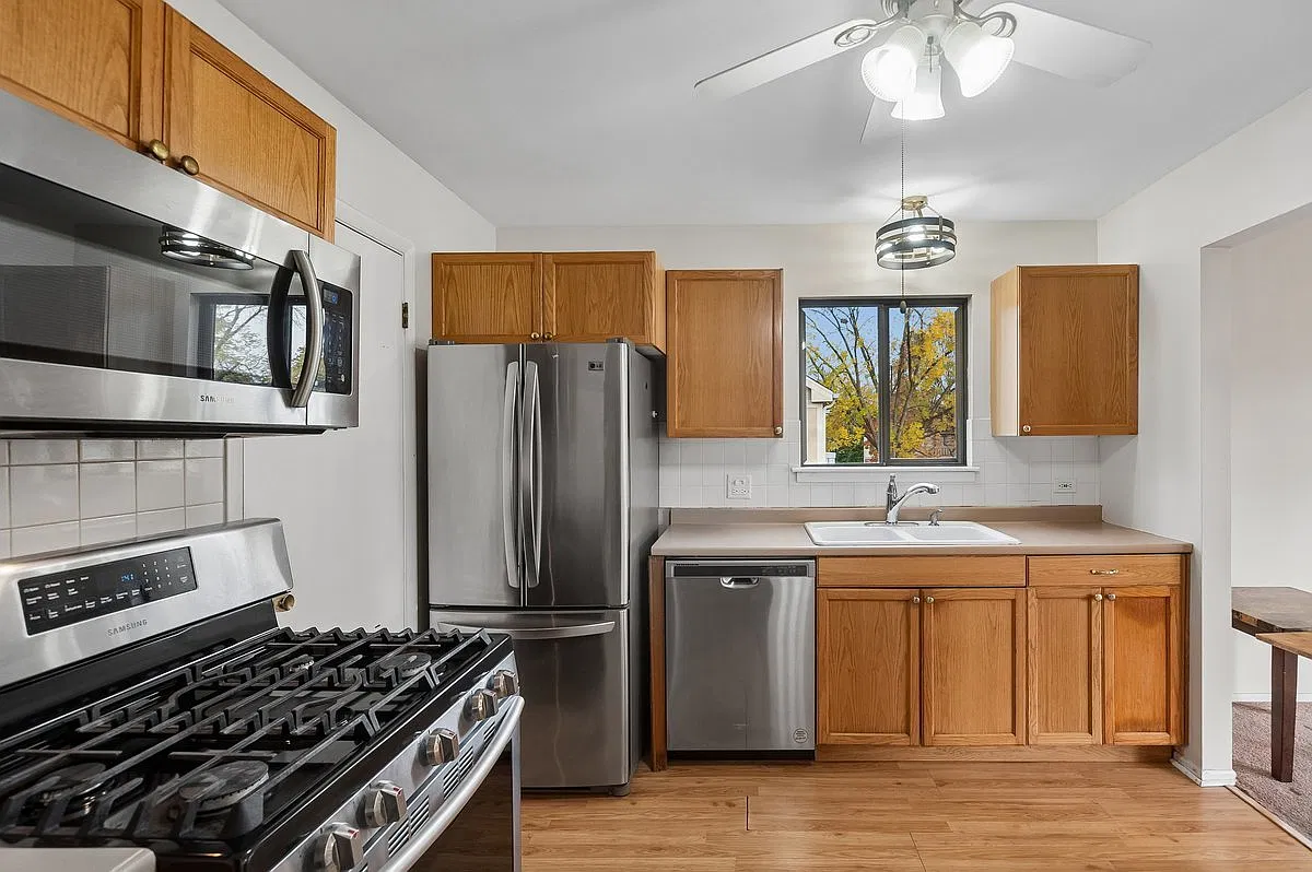 1102 Woodbury Ln — Photo 2