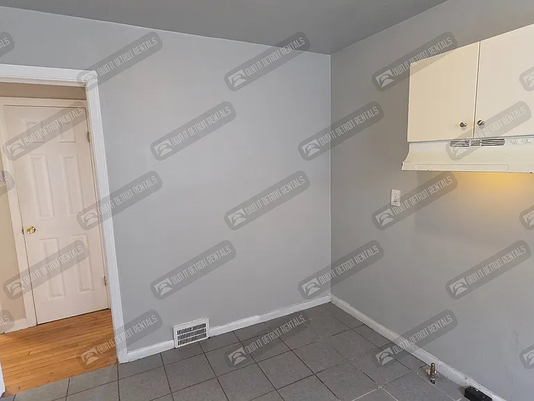 20252 Roscommon St — Photo 21