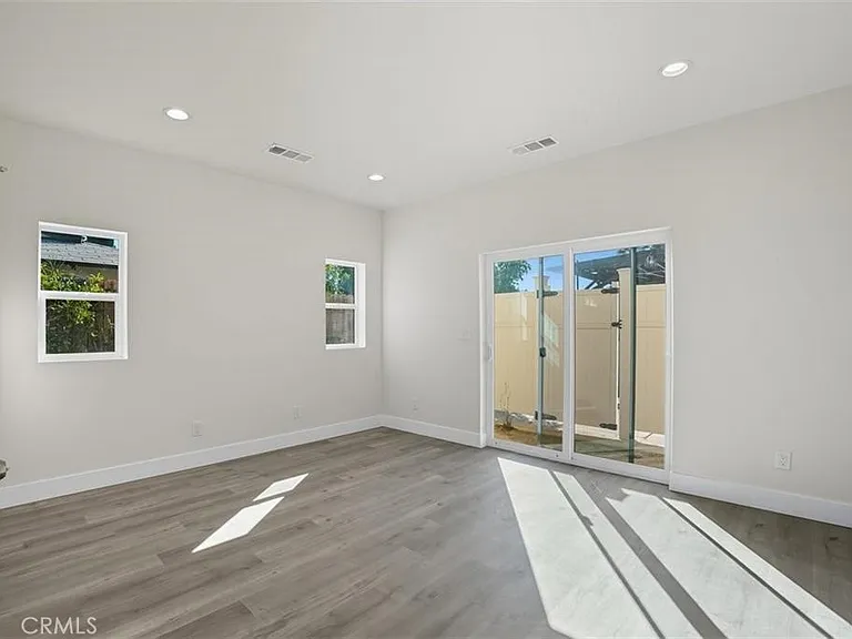 19258 Strathern St — Photo 28