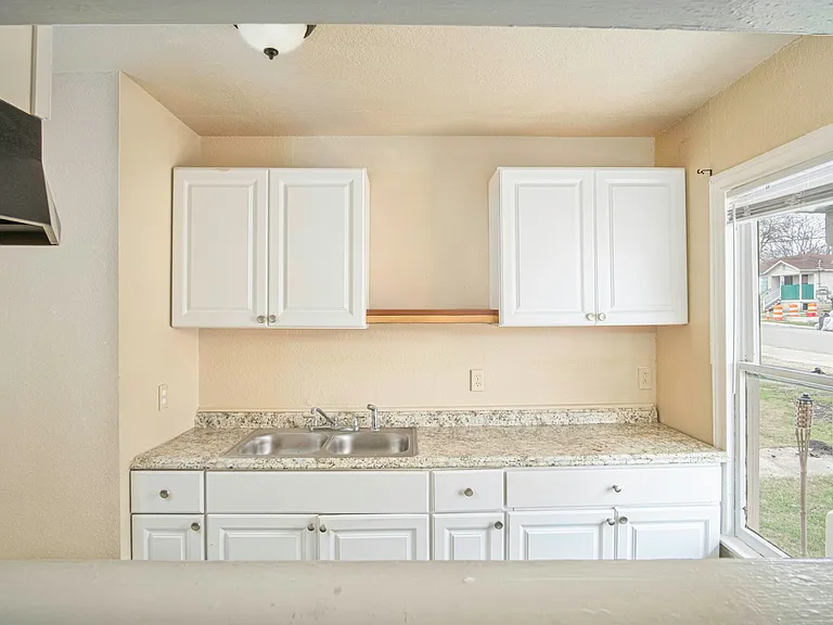 928 Poinsettia St #1 — Photo 3