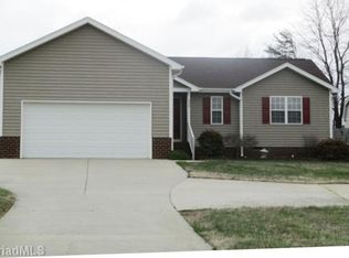 8207 Springdale Meadow Ct, Stokesdale, NC 27357