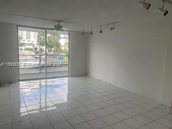 3725 NE 169th St APT 202, North Miami Beach, FL 33160