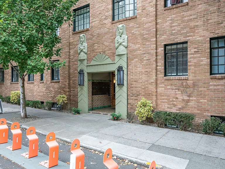 Manhattan Apartments — Photo 11