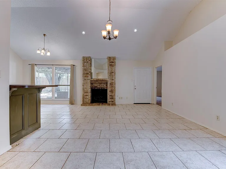 1906 Woodhue Dr — Photo 2