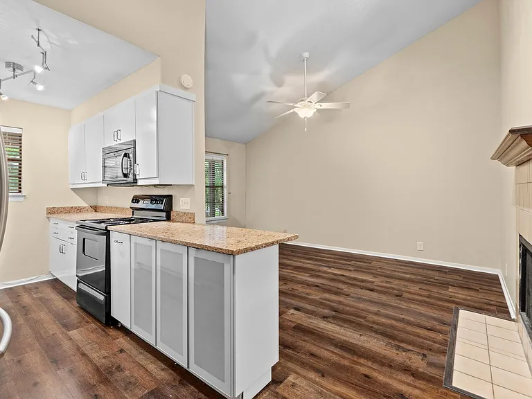 203 E 31st St #311 — Photo 5