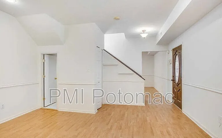729 10th St NE — Photo 4