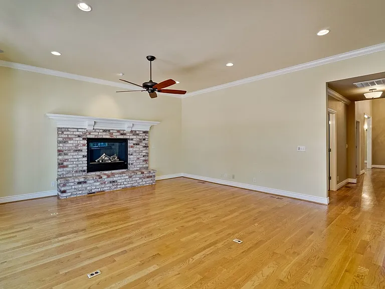1150 Meredith Ave — Photo 31
