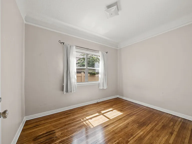 1136 Bennett Ave — Photo 15