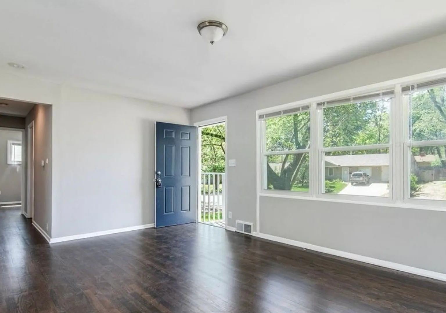Charming 3 Bed / 1 Bath Home with 1-Car Garage in South Kansas City! — Photo 4