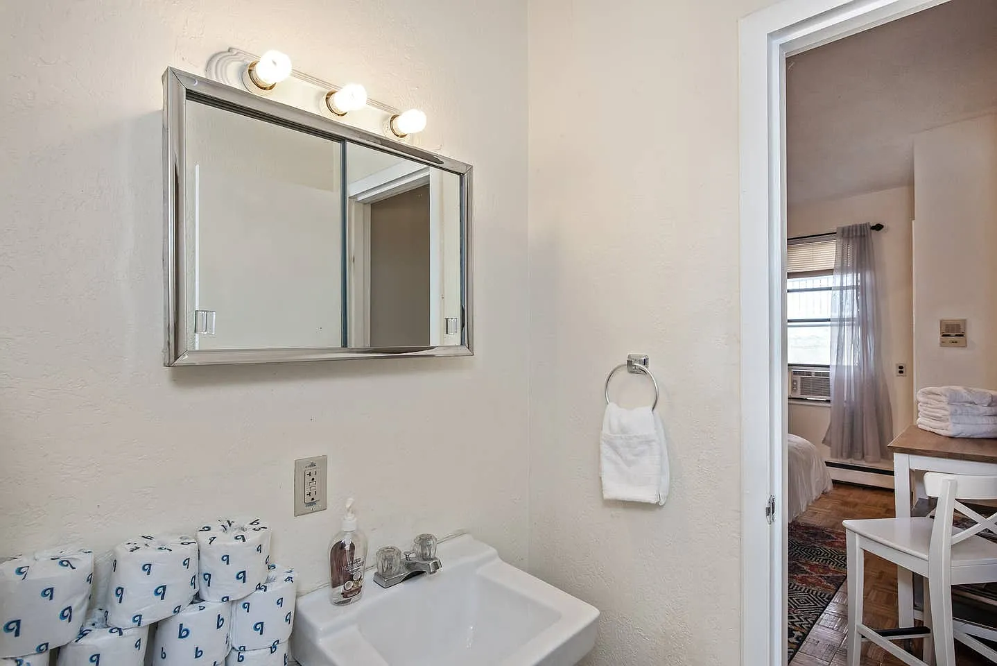 Studio, 400 sqft, $2,100 — Photo 3