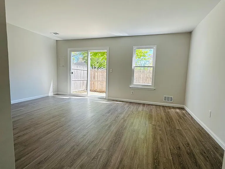 402 Woodlake Manor Dr #1000 — Photo 5