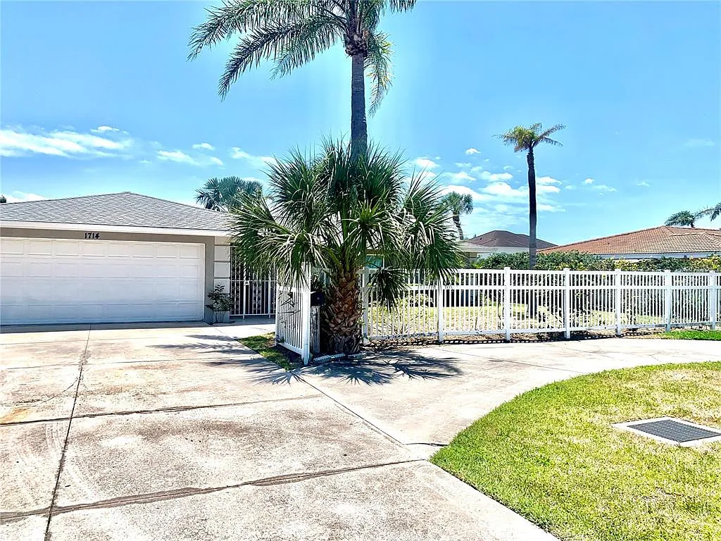3 bed, 2.5 bath, 1708 sqft, $8,999 — Photo 2