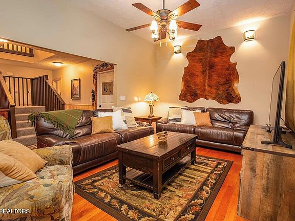 3rd image of 2202 Applewood Rd