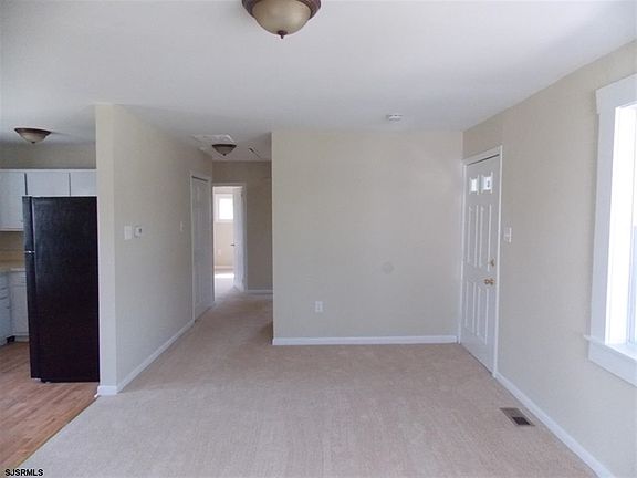 3rd image of 122 Victoria Ln