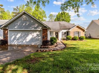 909 Jordans Pond Ln, Charlotte, NC 28214