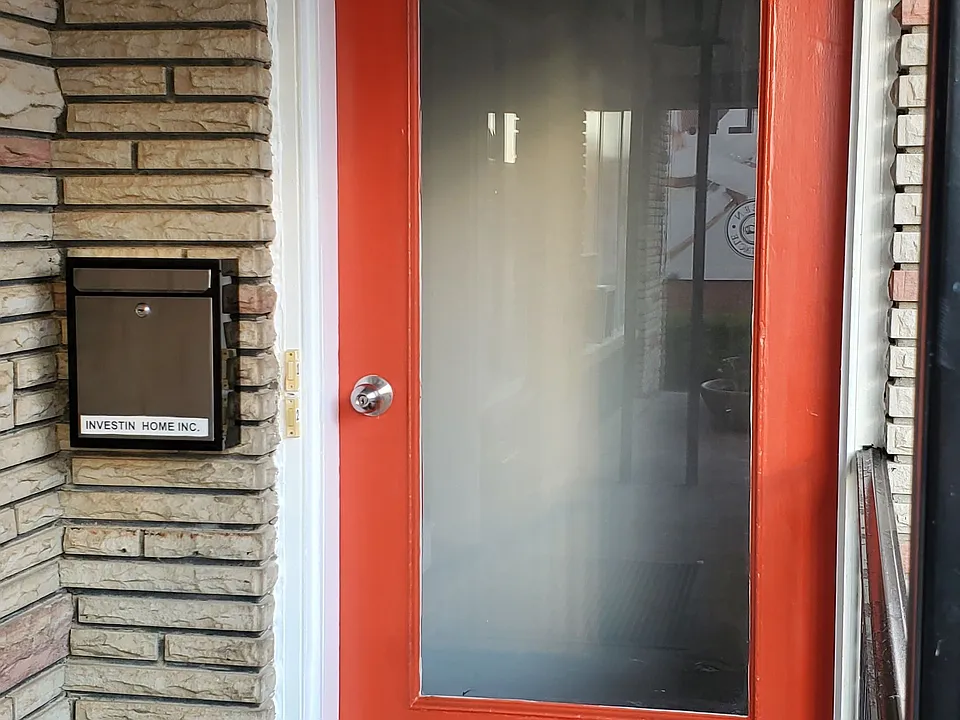 205 Queen St S #1