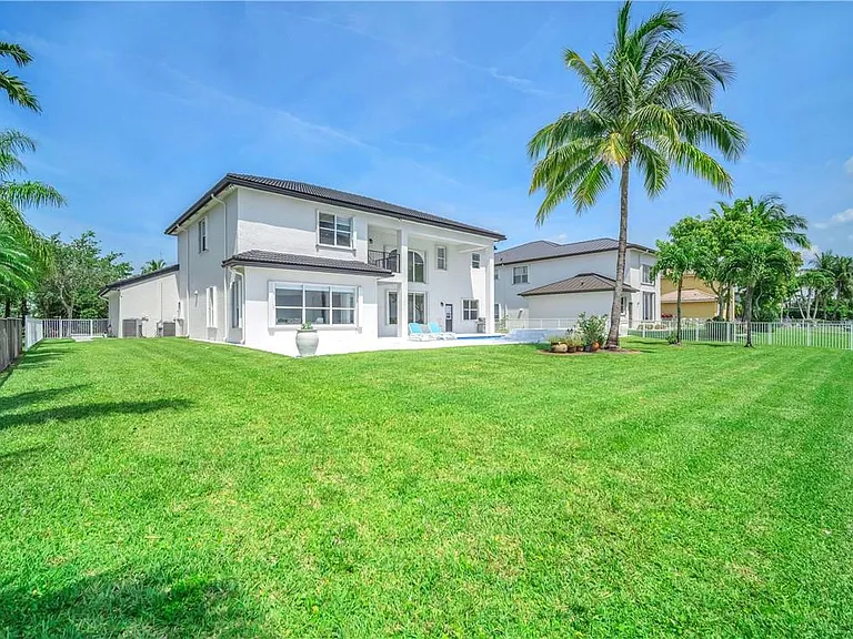 4707 SW 195th Ter — Photo 11