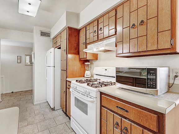5th image of 1101 N Clark Dr