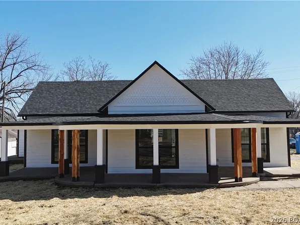 130 S Grand Ave, Eldon, MO 65026