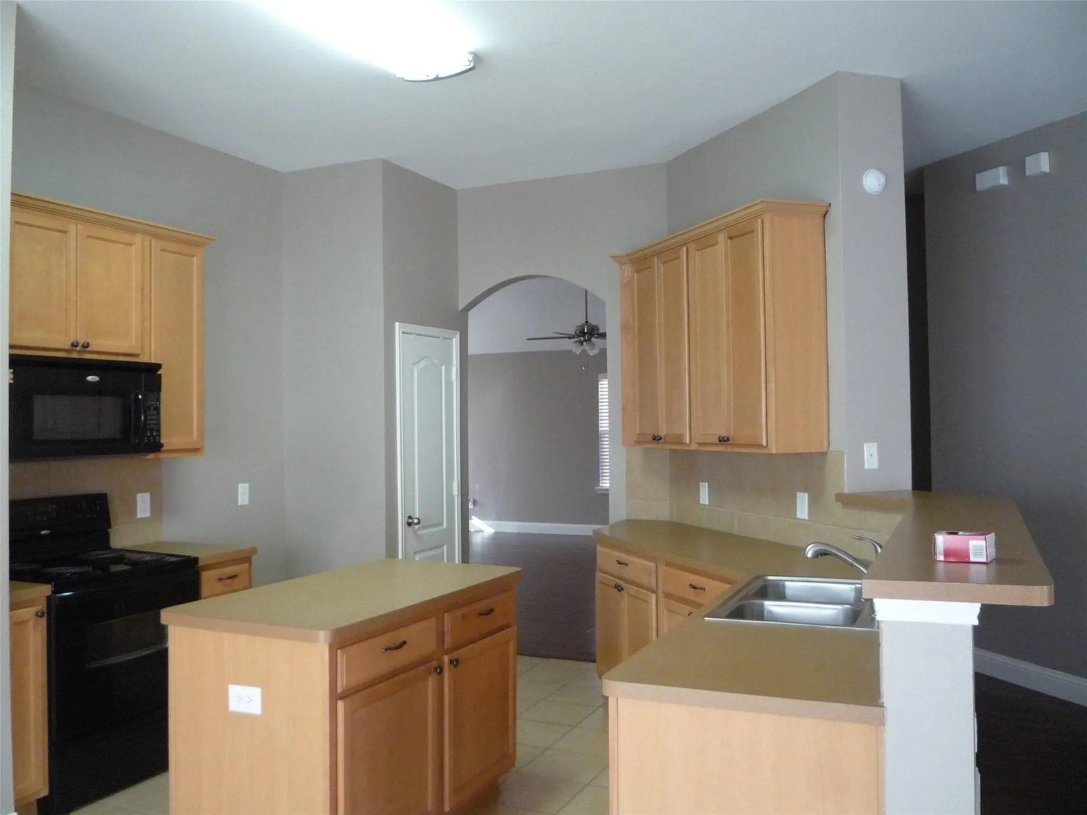 3 bed, 1896 sqft, $1,895 — Photo 4
