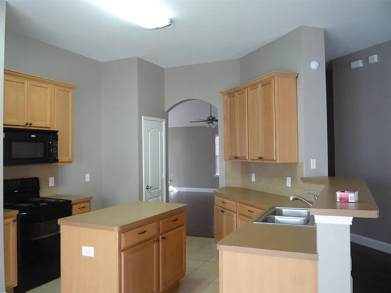 716 Alder Dr — Photo 4