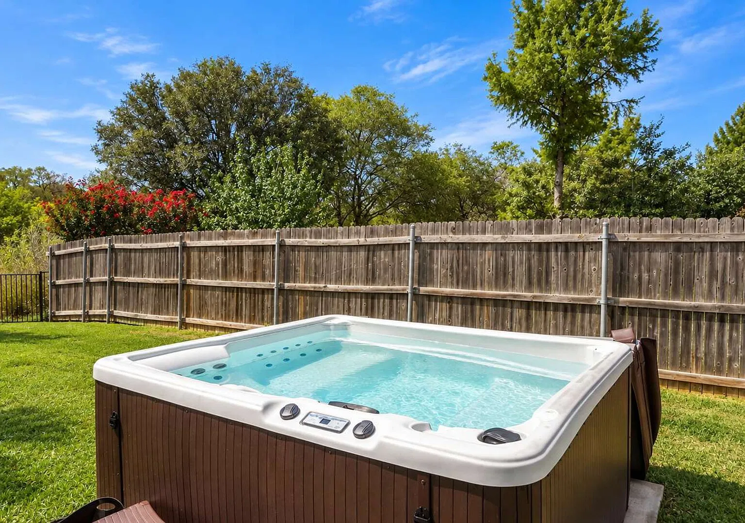 Elite 4BR/2B Home with Hot Tub, Pool, and BBQ — Photo 4