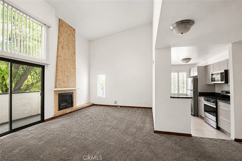 3 bed, 1349 sqft, $3,650 — Photo 2