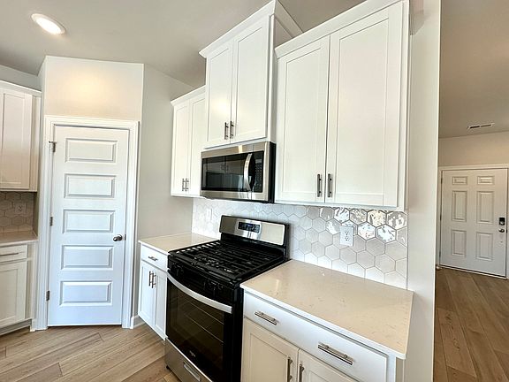 5th image of 307 Hampton George Ct
