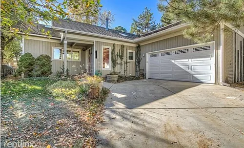 1320 Oak Ct Photo 1