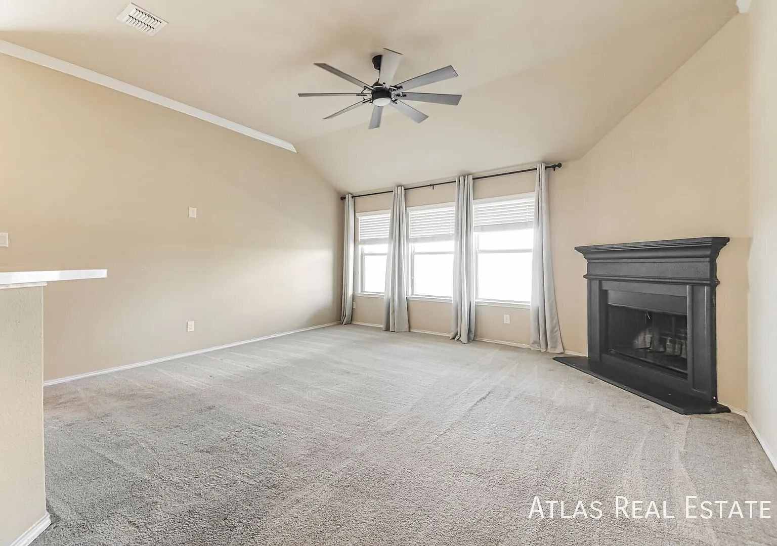 Beautiful 4-Bedroom Home with Waterfront Views in Cross Oak Ranch! — Photo 4