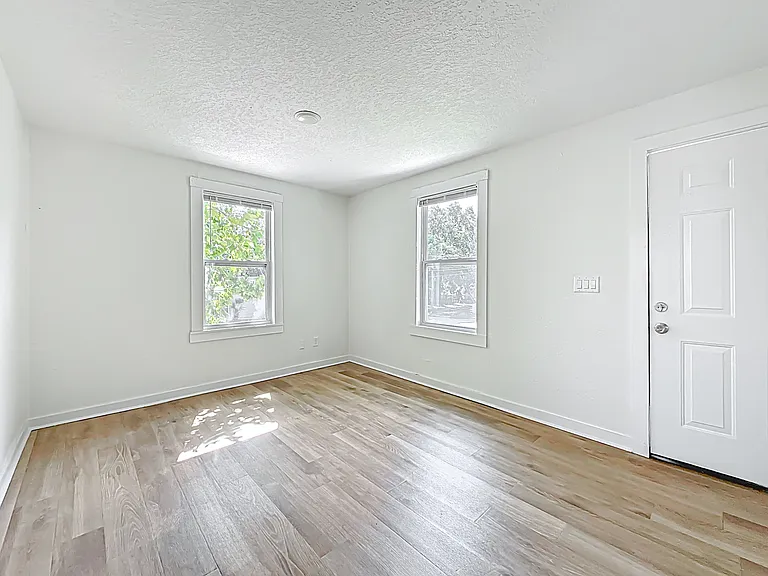 844 Tyler St — Photo 7