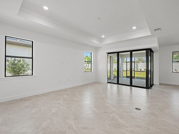 Gathering room with tray ceiling