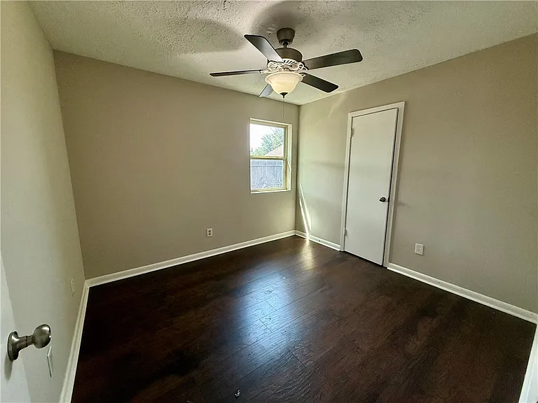1928 Holleman Dr W — Photo 14